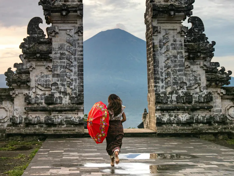 Turis berfoto di Gerbang Surga Lempuyang saat mengikuti paket tour harian Bali.