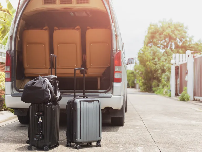 Mobil siap berangkat untuk layanan antar jemput bandara Bali dengan fasilitas bagasi luas dan nyaman.