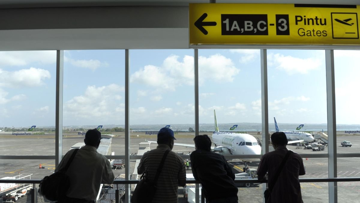 Aktivitas penumpang di area kedatangan dalam layanan antar jemput bandara Bali yang efisien dan tepat waktu.