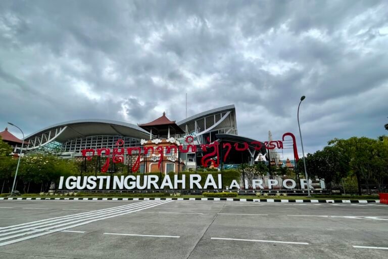 Pemandangan Bandara Ngurah Rai sebagai pusat layanan utama antar jemput bandara Bali.